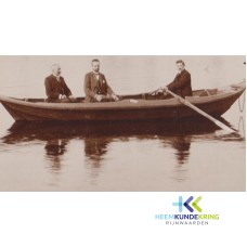 br 87 drie man in een roeiboot